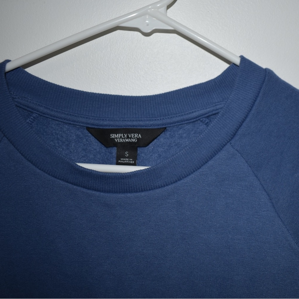 VERA WANG CREWNECK IN PERFECT CONDITION!!